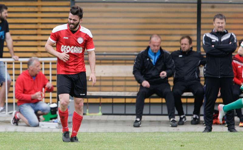 Fotbalové utkání mezi MFK Chrudim ( červenočerném) a FC Olympia Hradec Králové (v bílozeleném) na hřišti Pod vodojemem v Chrudimi.