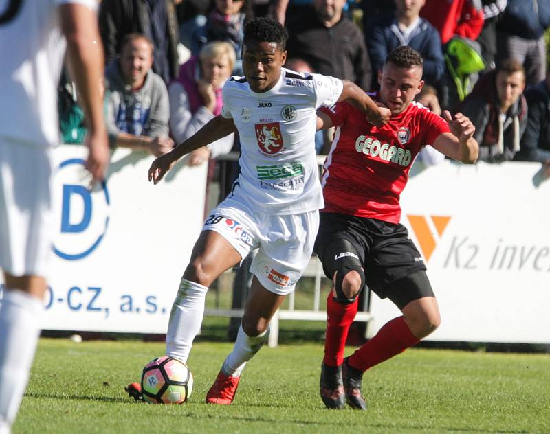 Duel Fortuna národní ligy mezi MFK Chrudim (v červenočerném) a FC Hradec Králové (v bílém) na sta