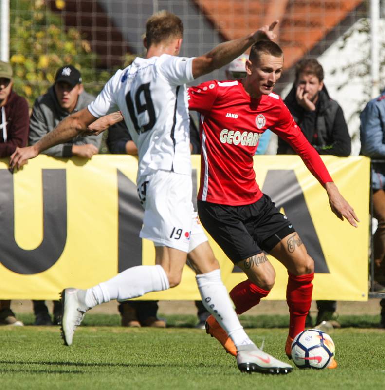 Duel Fortuna národní ligy mezi MFK Chrudim (v červenočerném) a FC Hradec Králové.