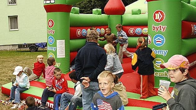 Při festivalu "Oživlé sídliště" se nenudily ani děti, pro které byl připraven skákací nafukovací hrad.