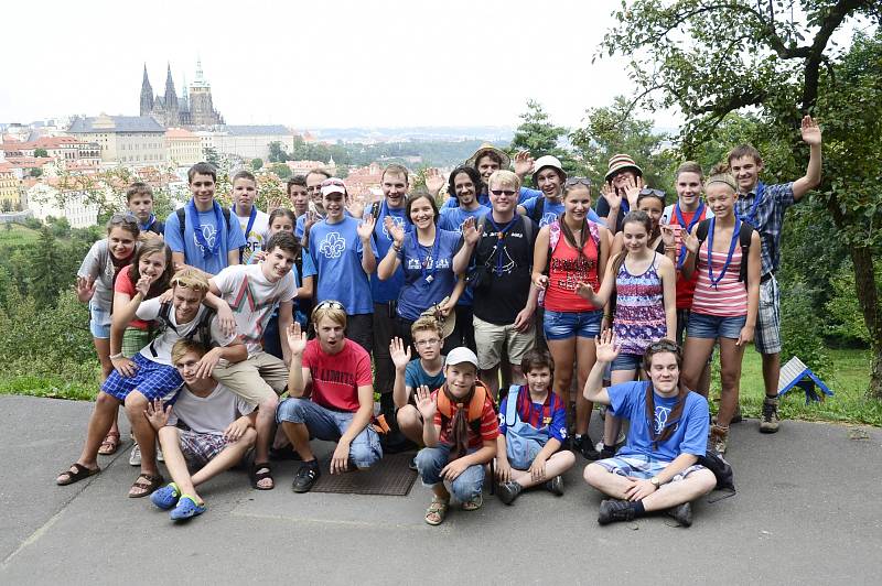 Při výstupu na Petřín mohli skauti obdivovat výhled na Prahu. V hlavním městě je čekala náročná prohlídka památek i návštěva Neviditelné výstavy, kde se exponáty vnímají hmatem.