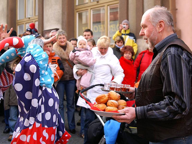 Masopustní veselí na Resselově náměstí v Chrudimi.