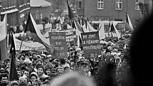 17. listopad 1989: Demonstranti v Hlinsku zaplnili celé náměstí.