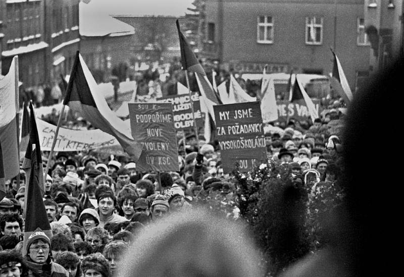 17. listopad 1989: Demonstranti v Hlinsku zaplnili celé náměstí.