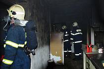Několik hasičských jednotek ze Seče, Ronova nad Doubravou a Třemošnice zasahovalo ve čtvrtek ráno u požáru rodinného domu v Ronově nad Dubravou.