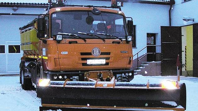 Brzy ráno vyráží z třemošnické základny posypové vozy bojovat se sněhem.
