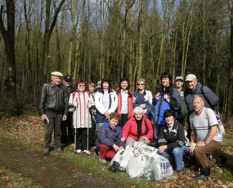 Turisté KČT Chrudim oslavili Den Země jejím úklidem.