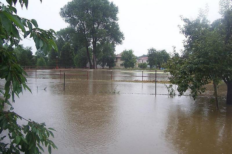 V Řestokách zaplavila voda mimo jiné i mistní koupaliště a sklepy okolo.