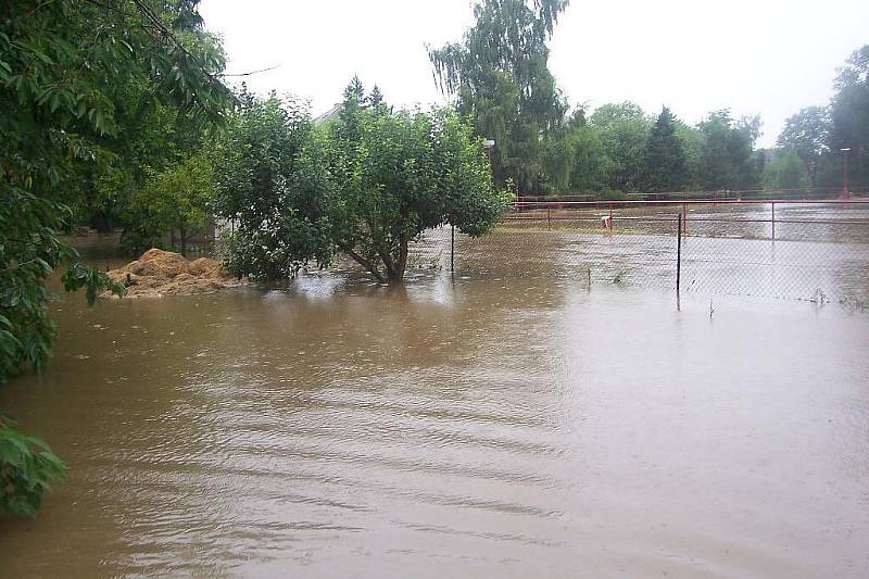 V Řestokách zaplavila voda mimo jiné i mistní koupaliště a sklepy okolo.