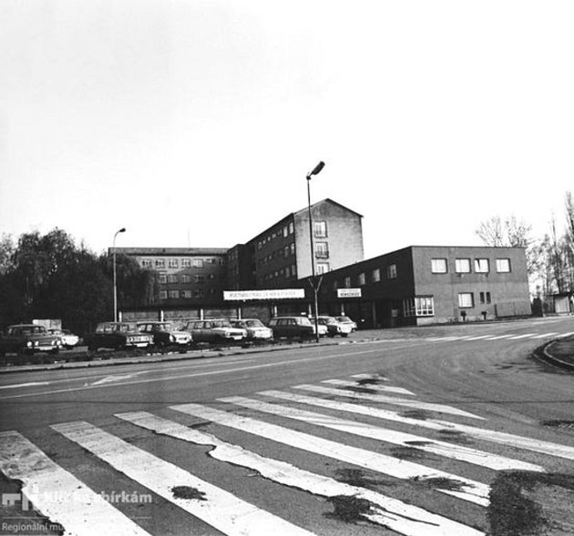 Nová moderní nemocnice v Chrudimi s 350 lůžky byla postavená za 31,5 miliónu korun a slavnostně se otevřela dne 31. srpna 1957. Monoblok byl stavěn v letech 1948 až 1957. Od doby své výstavby prošla  řadou změn a úprav. Rozsáhlou rekonstrukci zažila v let