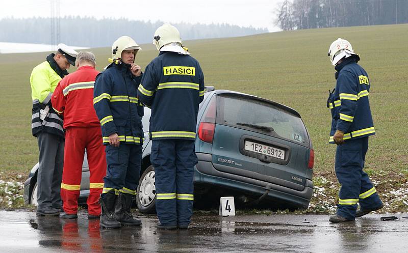 PŘI STŘETU utrpěla zranění osoba převážená v sanitním voze. Šofér, ale i řidička se svojí dvouletou dcerkou zůstali jako zázrakem nezraněni.