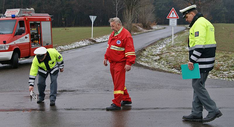 PŘI STŘETU utrpěla zranění osoba převážená v sanitním voze. Šofér, ale i řidička se svojí dvouletou dcerkou zůstali jako zázrakem nezraněni.