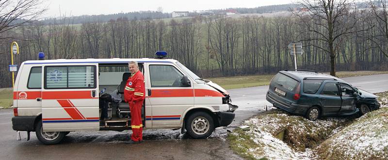 PŘI STŘETU utrpěla zranění osoba převážená v sanitním voze. Šofér, ale i řidička se svojí dvouletou dcerkou zůstali jako zázrakem nezraněni.