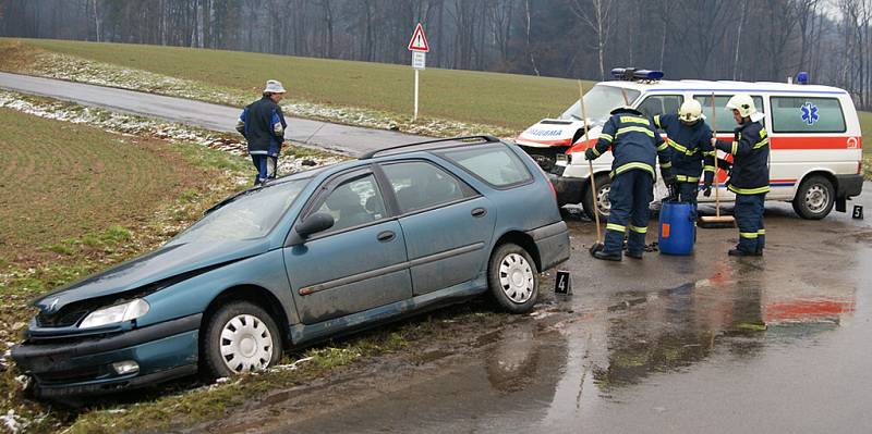 PŘI STŘETU utrpěla zranění osoba převážená v sanitním voze. Šofér, ale i řidička se svojí dvouletou dcerkou zůstali jako zázrakem nezraněni.