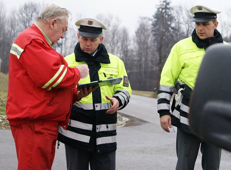 PŘI STŘETU utrpěla zranění osoba převážená v sanitním voze. Šofér, ale i řidička se svojí dvouletou dcerkou zůstali jako zázrakem nezraněni.