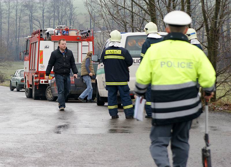 PŘI STŘETU utrpěla zranění osoba převážená v sanitním voze. Šofér, ale i řidička se svojí dvouletou dcerkou zůstali jako zázrakem nezraněni.