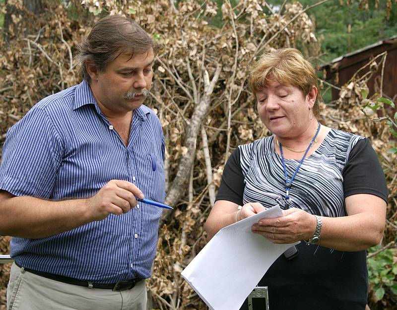 Na břehu zpola vyschlého potoka se lidé přeli o vlastnictví každého jednotlivého stromu. Přes počáteční neshody se nakonec všichni dobrali přijatelného řešení.