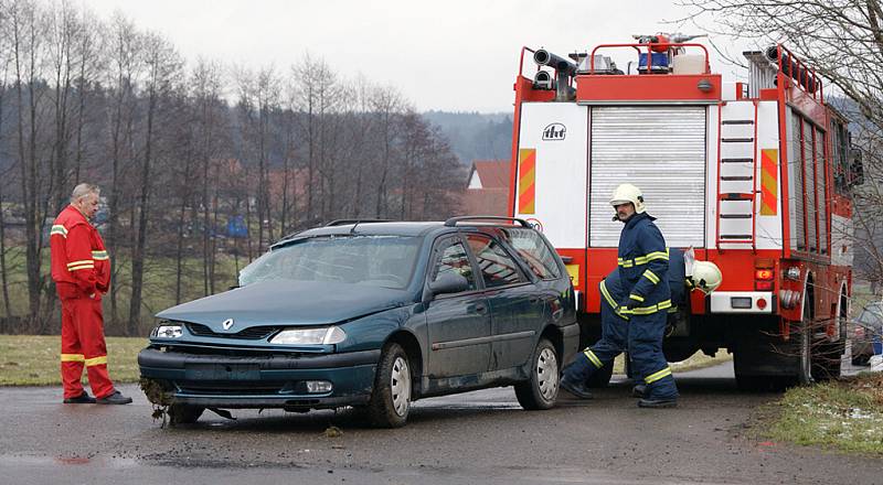 PŘI STŘETU utrpěla zranění osoba převážená v sanitním voze. Šofér, ale i řidička se svojí dvouletou dcerkou zůstali jako zázrakem nezraněni.