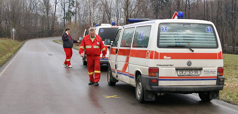 PŘI STŘETU utrpěla zranění osoba převážená v sanitním voze. Šofér, ale i řidička se svojí dvouletou dcerkou zůstali jako zázrakem nezraněni.