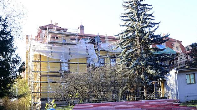 Oprava vnější fasády a oken na budově Chrudimské besedy č. p. 85, která navazuje na letošní rekonstrukci střechy