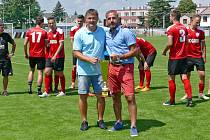 Předseda klubu Tomáš Linhart (vpravo) s trenérem Pavlem Jirouskem krátce po předání poháru pro vítěze ČFL.