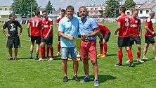 Předseda klubu Tomáš Linhart (vpravo) s trenérem Pavlem Jirouskem krátce po předání poháru pro vítěze ČFL.