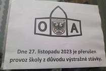 Obchodní akademie a Mateřská škola Svatopluka Čecha patří mezi pětici stávkujících škol v okresním městě.