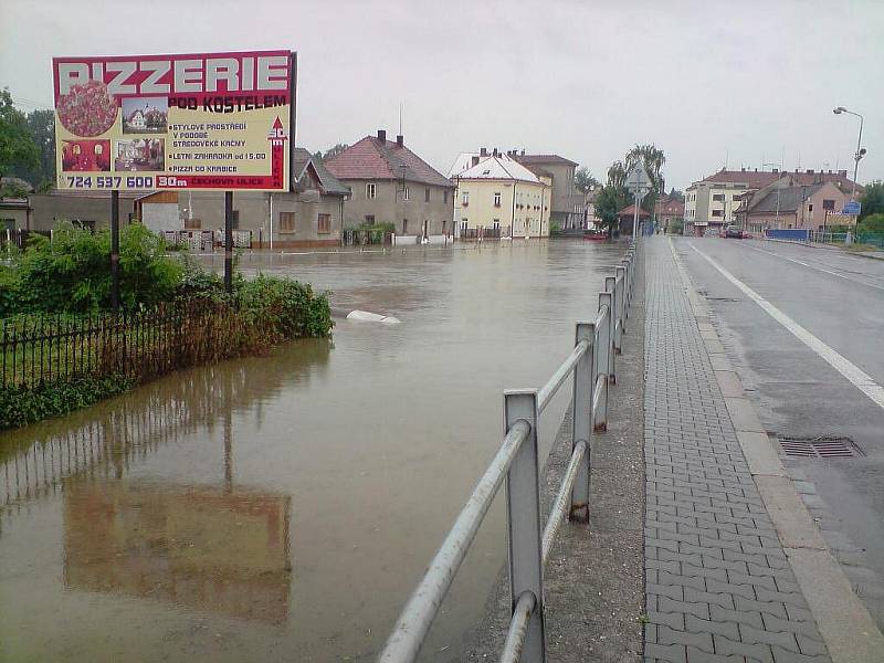 Zaplavený Hrochův Týnec: stav v neděli 18. července mezi 14:30 až 15:00.