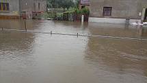 Zaplavený Hrochův Týnec: stav v neděli 18. července mezi 14:30 až 15:00.