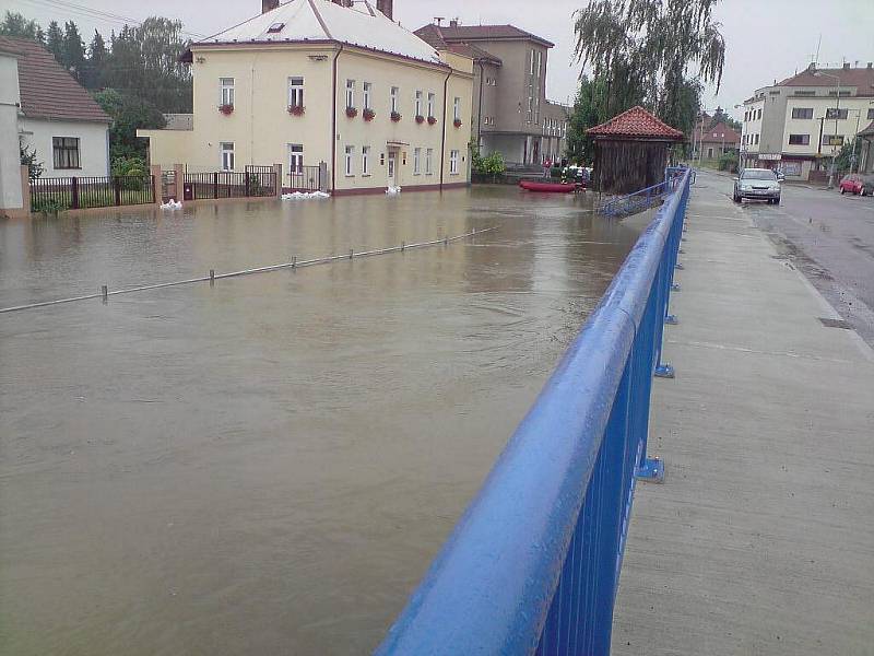 Zaplavený Hrochův Týnec: stav v neděli 18. července mezi 14:30 až 15:00.