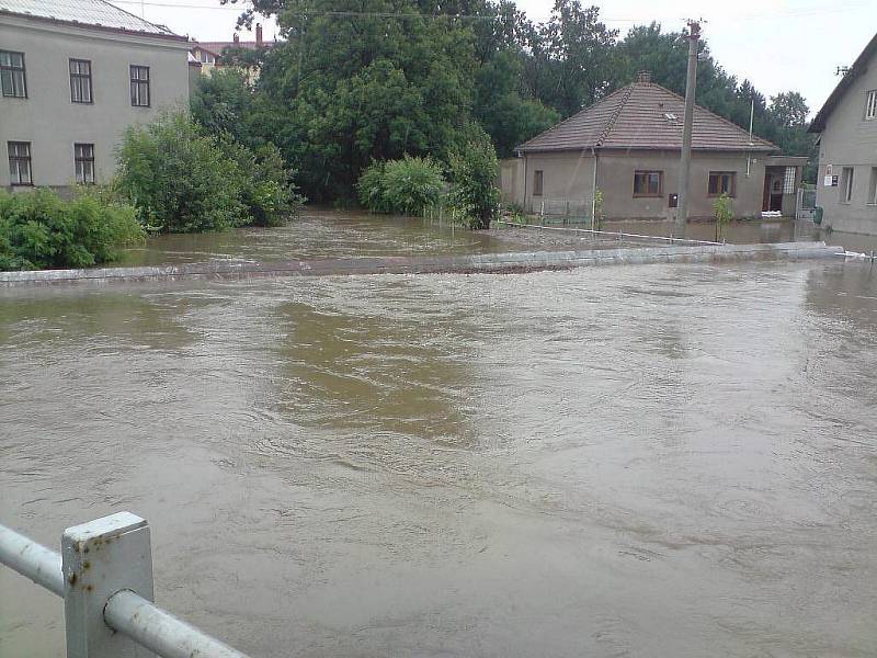 Zaplavený Hrochův Týnec: stav v neděli 18. července mezi 14:30 až 15:00.