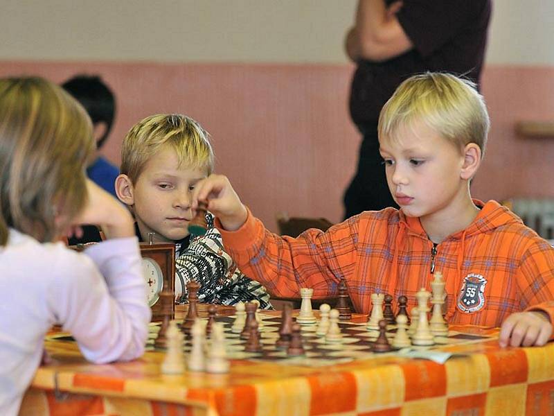 Mladí chrastečtí šachisté a šachisti změřili v sobotu své síly při 9. ročníku otevřeného turnaje O chrasteckého šachového krále. Turnaje se zúčastnili hráči z Chrasti, z Chrudimi, ze Zaječic a z Rosic.