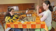 Mladí chrastečtí šachisté a šachisti změřili v sobotu své síly při 9. ročníku otevřeného turnaje O chrasteckého šachového krále. Turnaje se zúčastnili hráči z Chrasti, z Chrudimi, ze Zaječic a z Rosic.