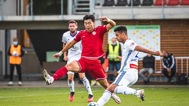 Premiérová trefa zhořkla. Korejec Ju Kang-hjon (v červeném) oslavil první gól v Chrudimi, k postupu ale nepomohl.