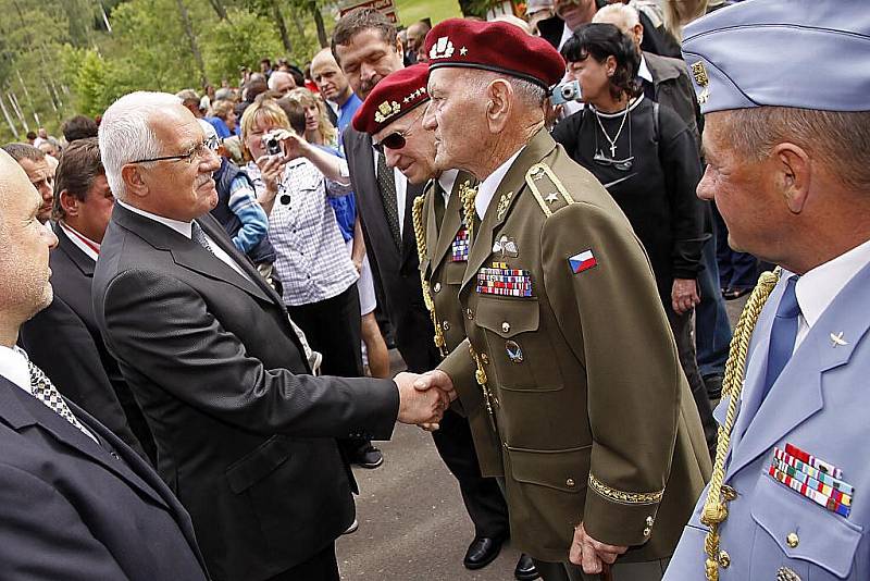 Pietní vzpomínky u příležitosti 68. výročí vypálení někdejší kamenické osady v Ležákách na Chrudimsku se zúčastnil i prezident ČR Václav Klaus.