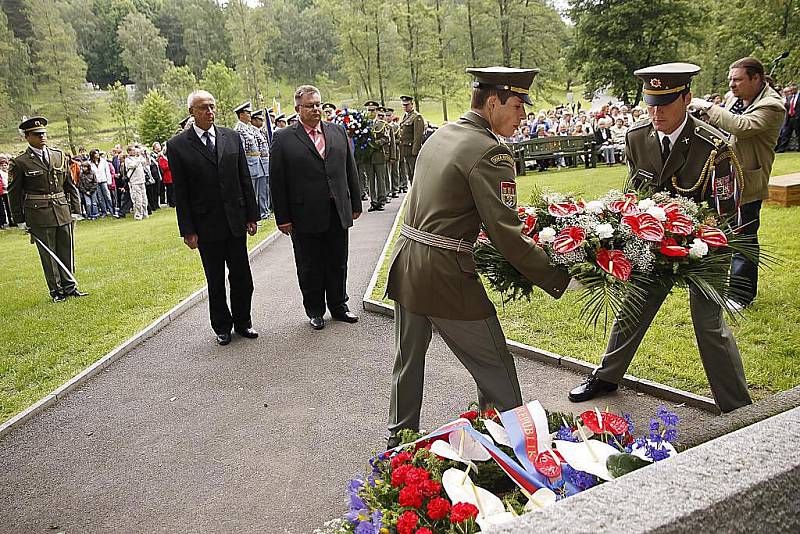 Pietní vzpomínky u příležitosti 68. výročí vypálení někdejší kamenické osady v Ležákách na Chrudimsku se zúčastnil i prezident ČR Václav Klaus.