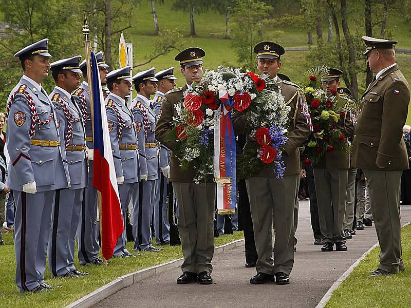 Pietní vzpomínka u příležitosti 68. výročí vypálení někdejší kamenické osady v Ležákách na Chrudimsku.