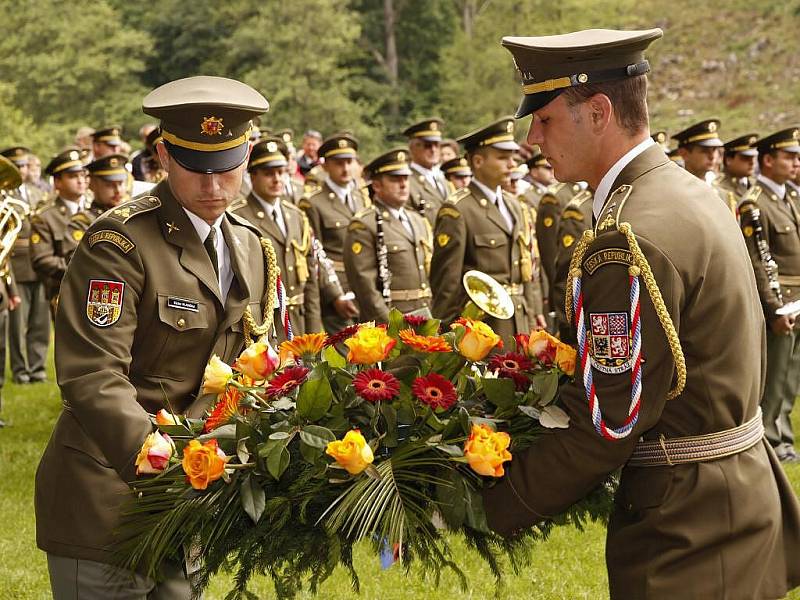 Pietní vzpomínka u příležitosti 68. výročí vypálení někdejší kamenické osady v Ležákách na Chrudimsku.