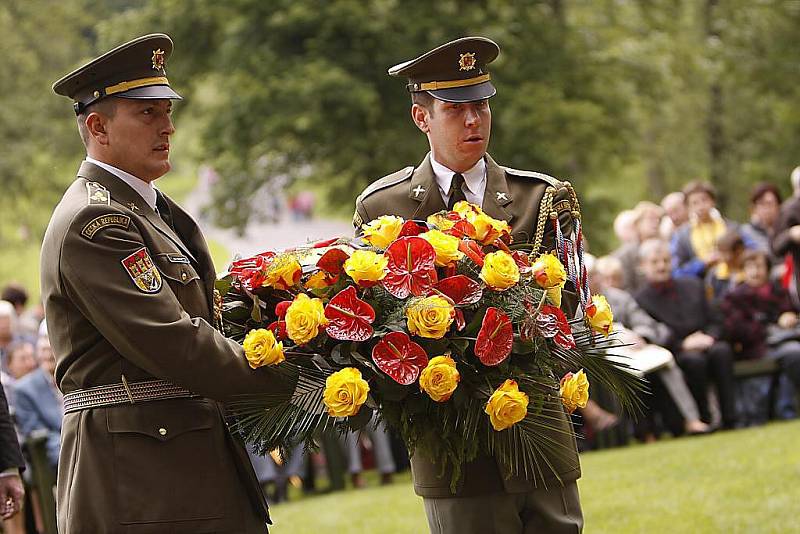 Pietní vzpomínky u příležitosti 68. výročí vypálení někdejší kamenické osady v Ležákách na Chrudimsku se zúčastnil i prezident ČR Václav Klaus.