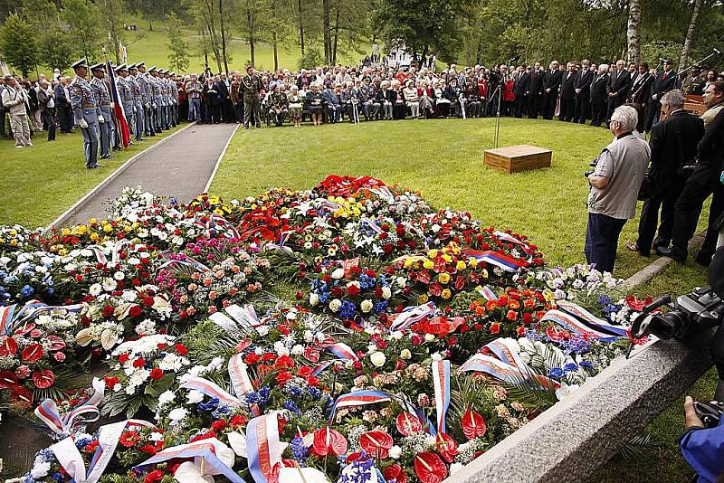 Pietní vzpomínky u příležitosti 68. výročí vypálení někdejší kamenické osady v Ležákách na Chrudimsku se zúčastnil i prezident ČR Václav Klaus.