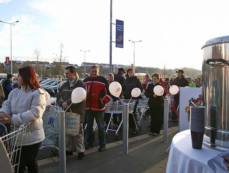 Chrudimský obchodní dům Tesco se otevřel zákazníkům.