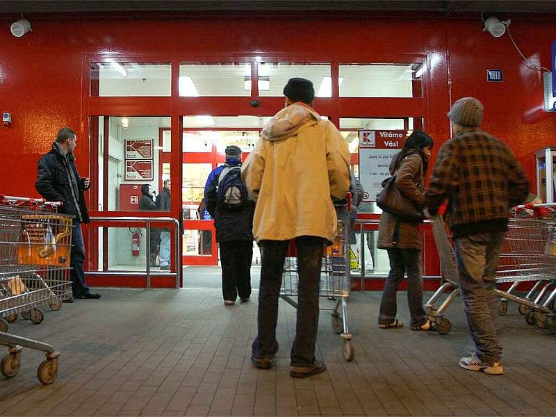 Kaufland lákal zákazníky na Modrou noc plnou slev.