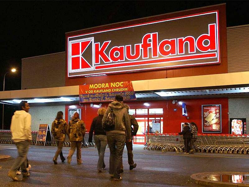 Kaufland lákal zákazníky na Modrou noc plnou slev.