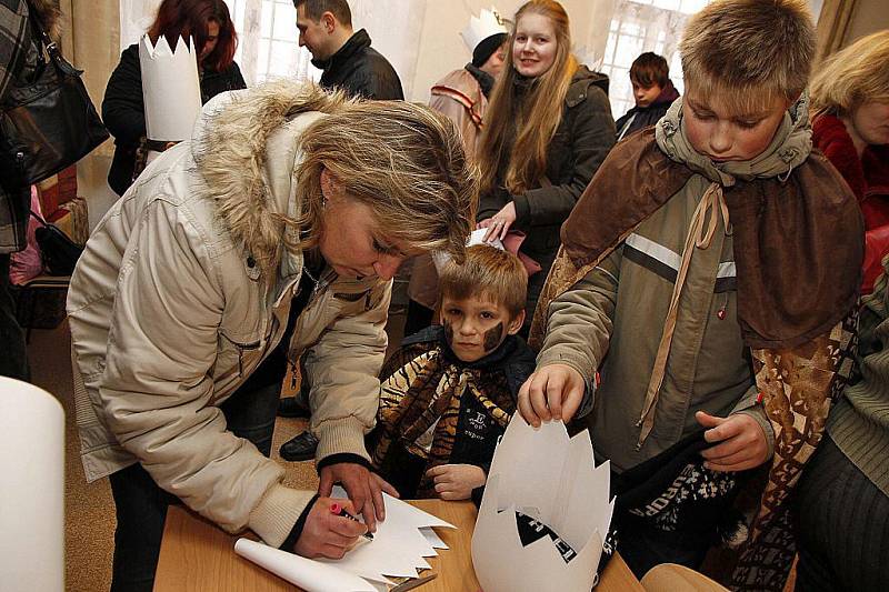 TŘI KRÁLOVÉ prošli Hlinskem  a jeho okolím v režii České katolické charity. . I když ještě neznáme přesnou výši vybrané částky, je jisté, že lidé byli štědří a rádi přispěli do celostátní sbírky