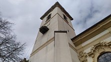 Zvony kostela v Heřmanově Městci cijí k uctění památky obětí pandemie