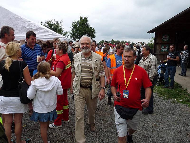 V Křižanovicích u Chrudimi se uskutečnila velká benefiční akce Žlutomodrý den Berry pro Centrum Paraple. Pro děti i dospělé vystoupili Zdeněk Svěrák, Jaroslav Uhlíř, Pavel Nový, Chinaski, Ready Kirken a další.