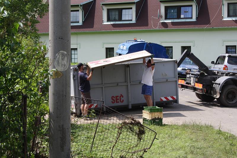 Vylitý a rozbouřený Podolský potok odnesl ve Vápenném Podolu celou silnici, vydlážděnou masivními žulovými kostkami. Místy proud během chvíle vyhloubil až metrové koryto. Vytopil rovněž dva domy.