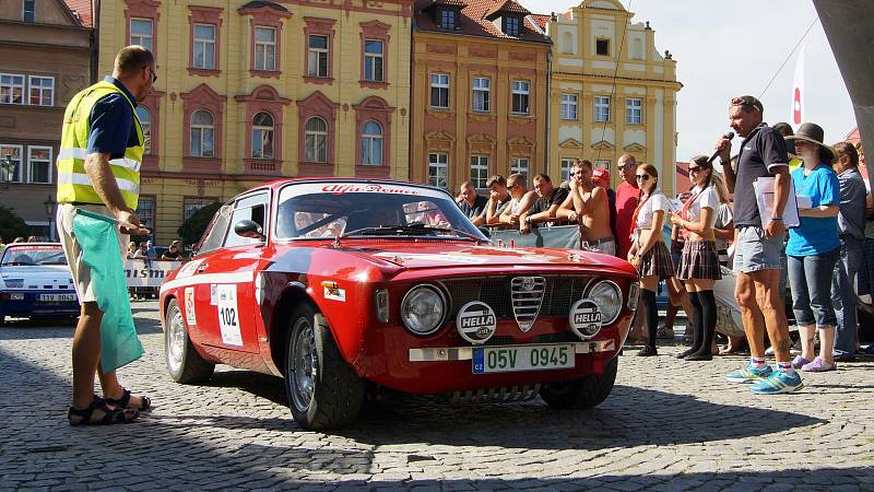 Představení posádek 12. ročníku Rallye Železné hory na chrudimském Resselově náměstí.