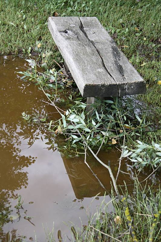 V pietním místě Ležáky na Chrudimsku došlo k propadnutí části hráze rybníka Ležák nad Švandovým mlýnem. Během bouře silný vítr vyvrátil také řadu stromů, část pietního území byla ráno opět zatopená. V Ležákách kromě protržené hráze nic neobvyklého.