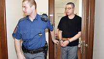 Obžalovaný Radek Štros z Chrudimska stanul 1. března 2011 před Krajským soudem v Hradci Králové pro obvinění z vraždy barmanky z vinotéky v Pardubicích, k níž mělo dojít listopadu 2010.